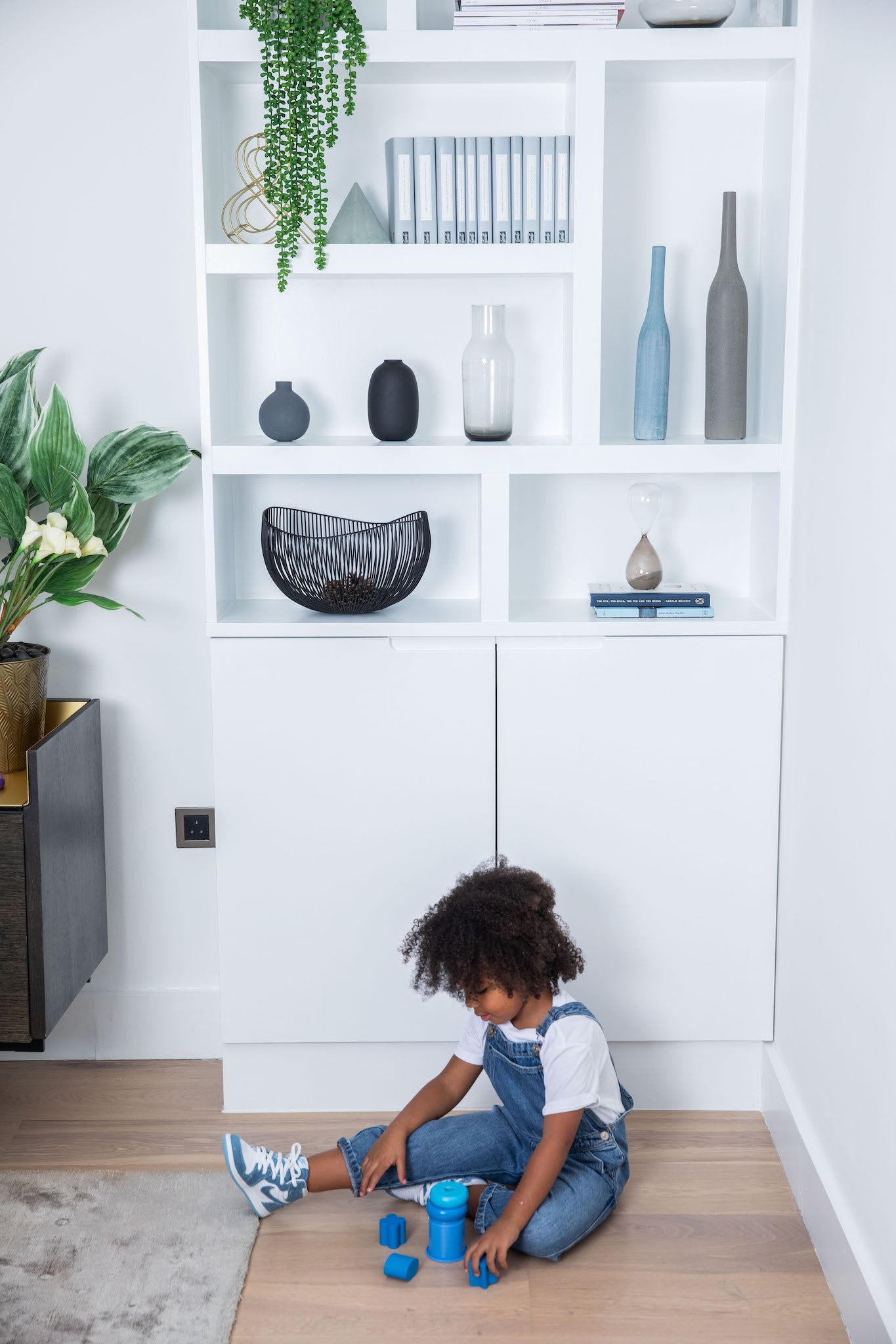 little girl wearing Air Jordan 1 High Kids 'Denim' on foot