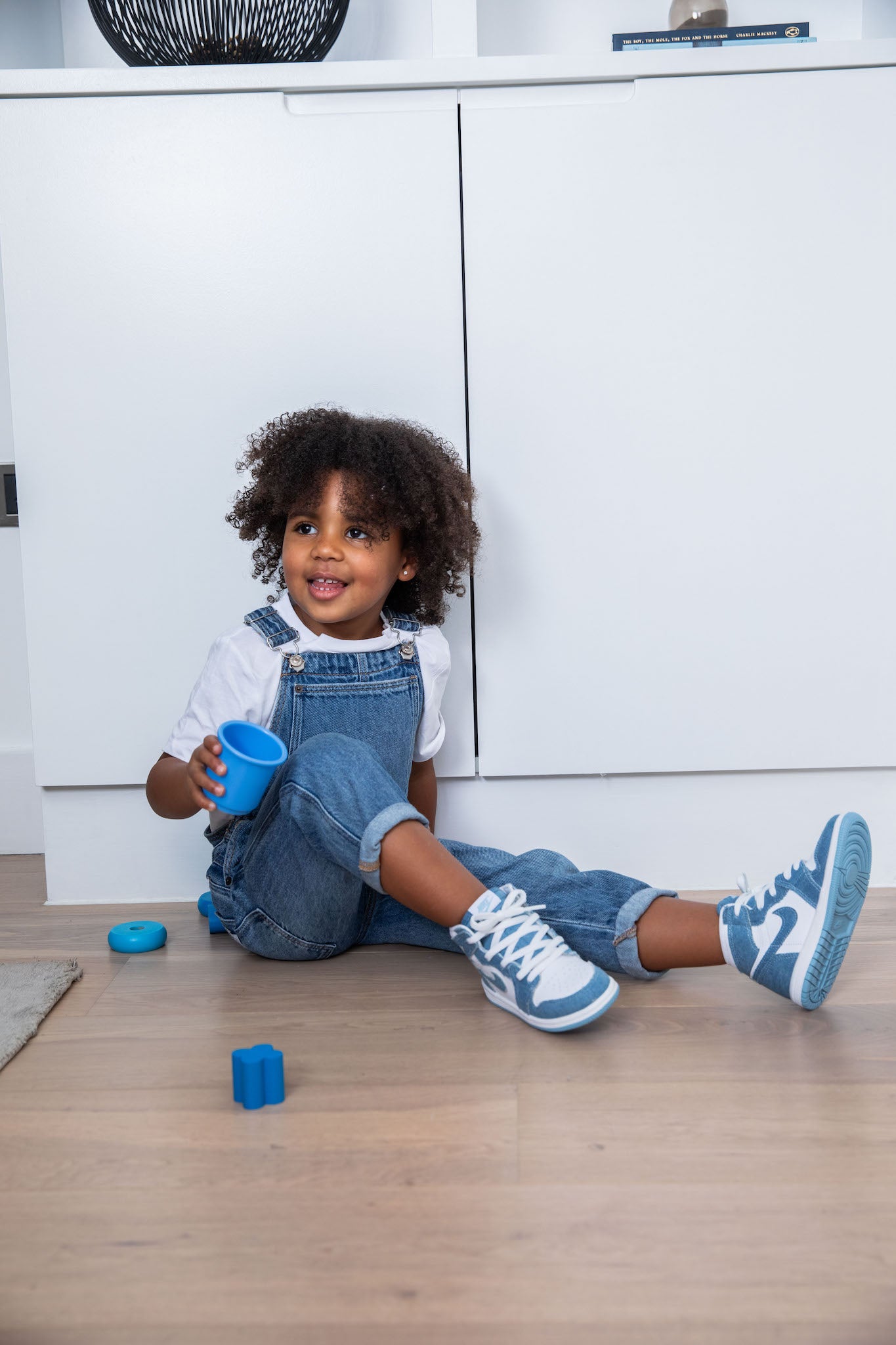 little girl wearing Air Jordan 1 High Kids 'Denim' on foot