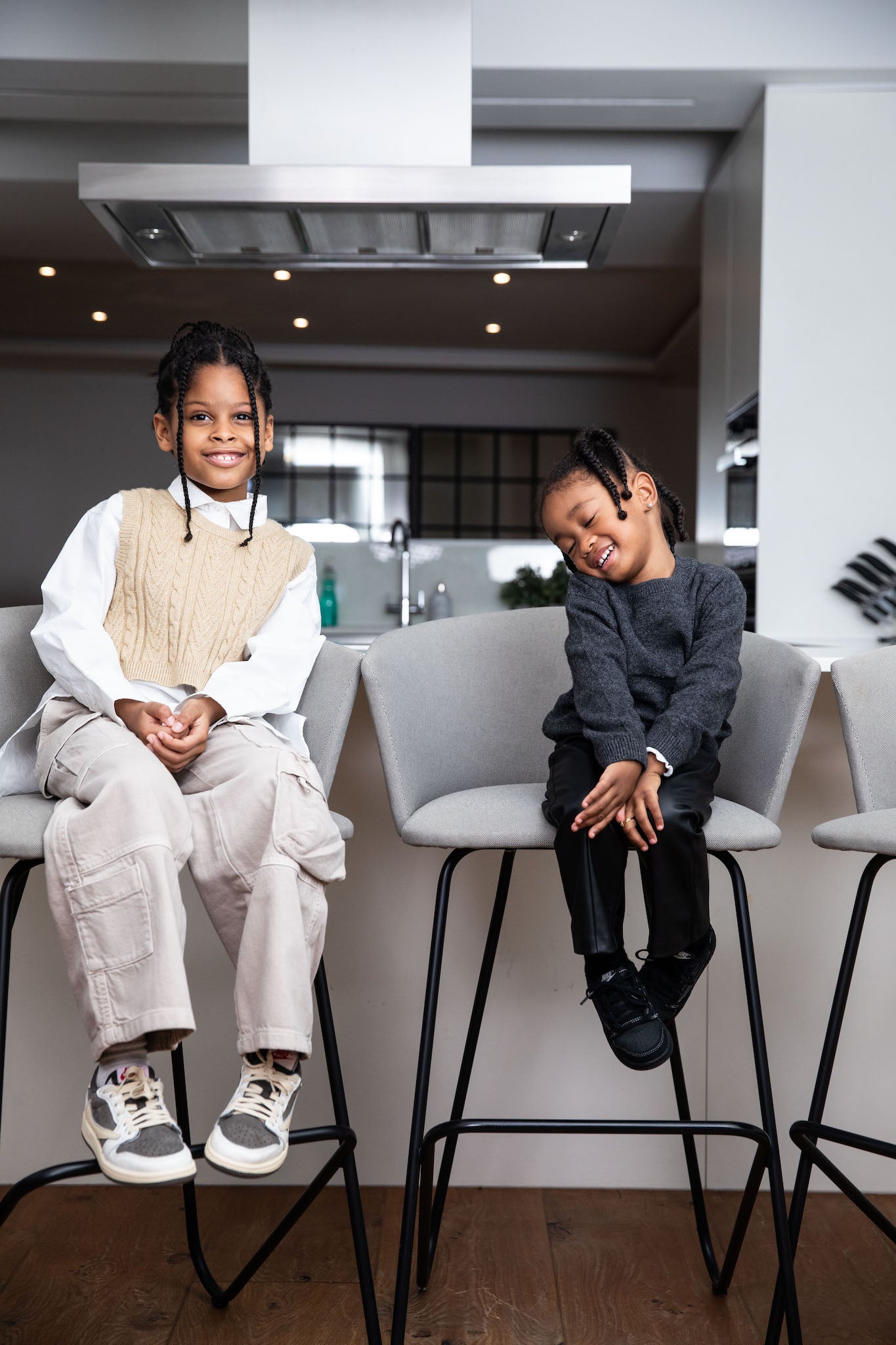 little girl wearing kids travis scott jordan 1 low reverse mocha on foot
