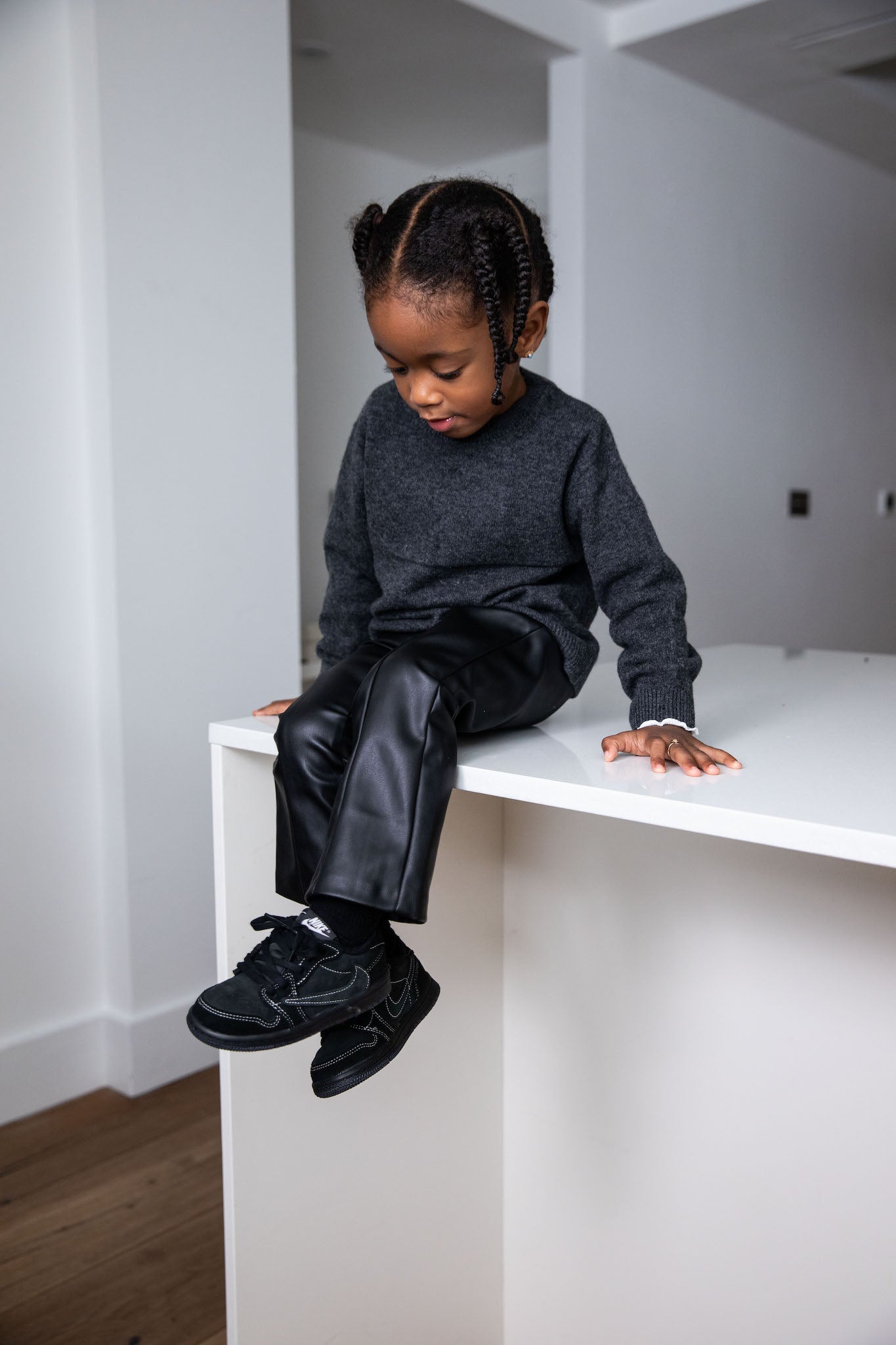 little girl wearing kids travis scott jordan 1 low phantoms on foot