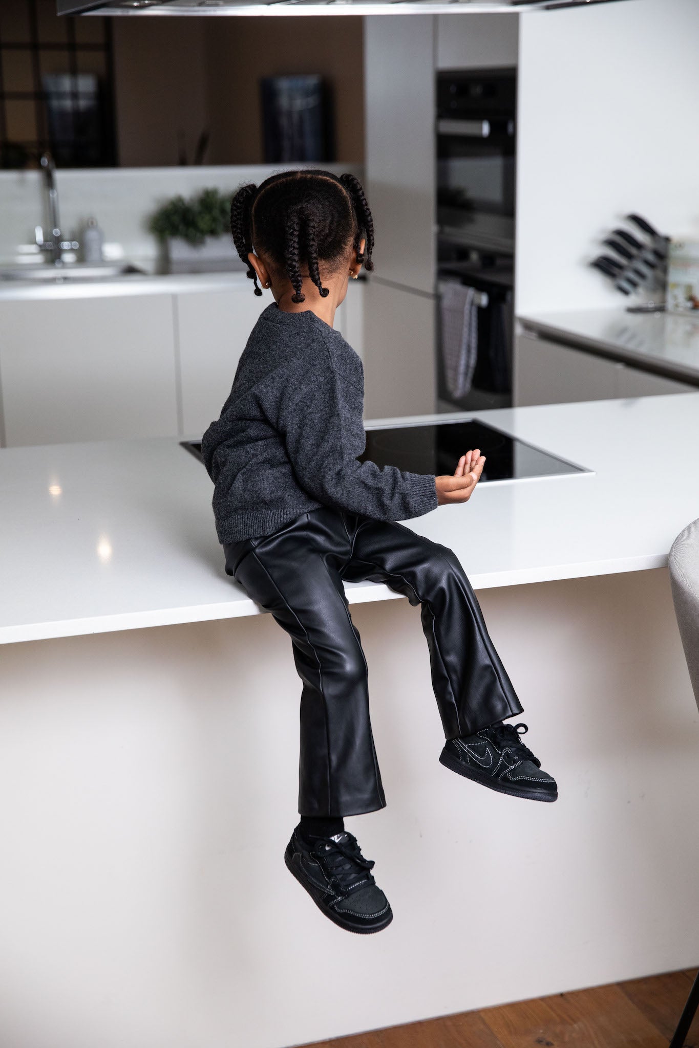little girl wearing kids travis scott jordan 1 low phantoms on foot