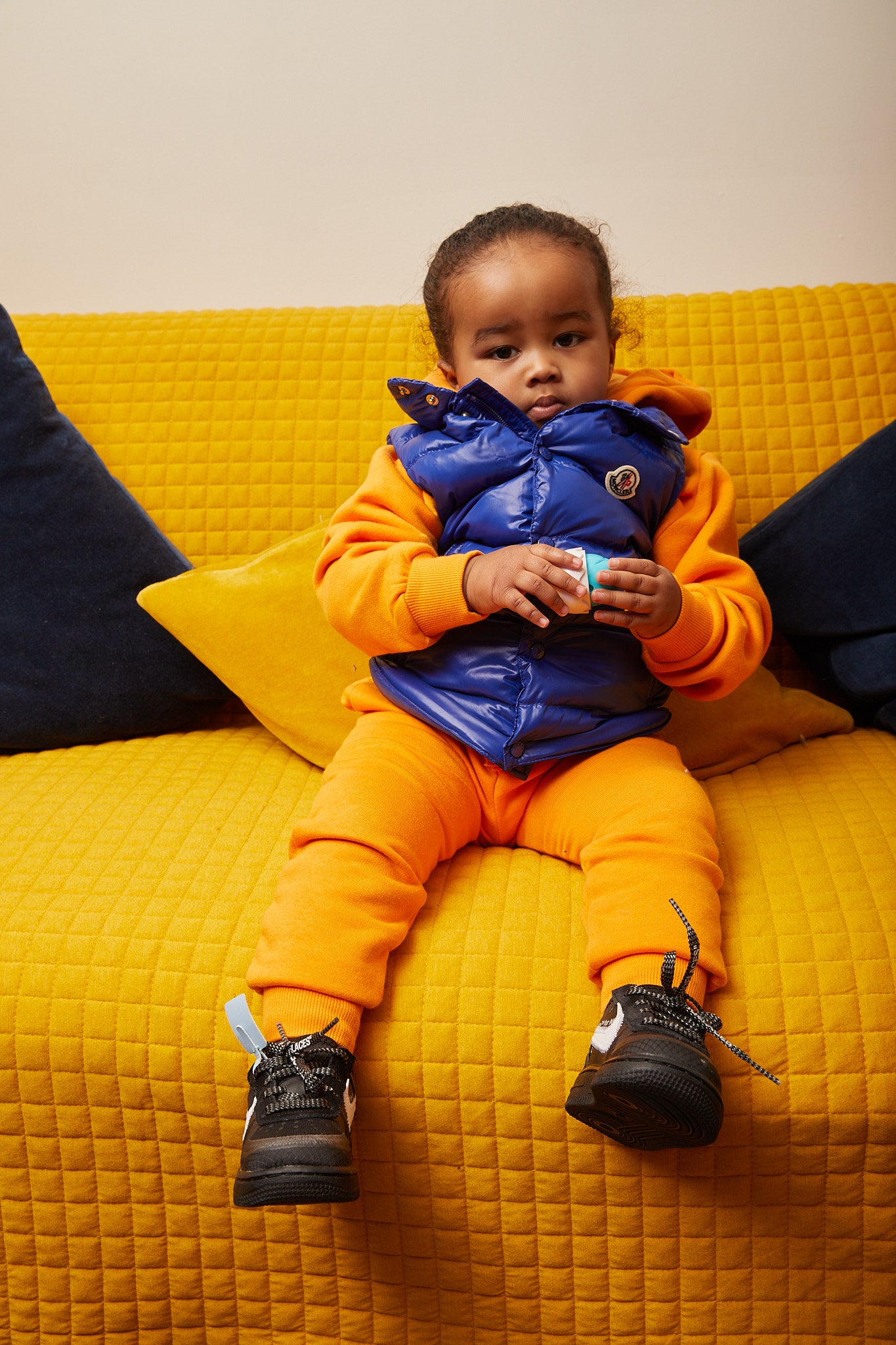 KID WEARING Nike Air Force 1 Low x Off-White Kids 'Black White'
