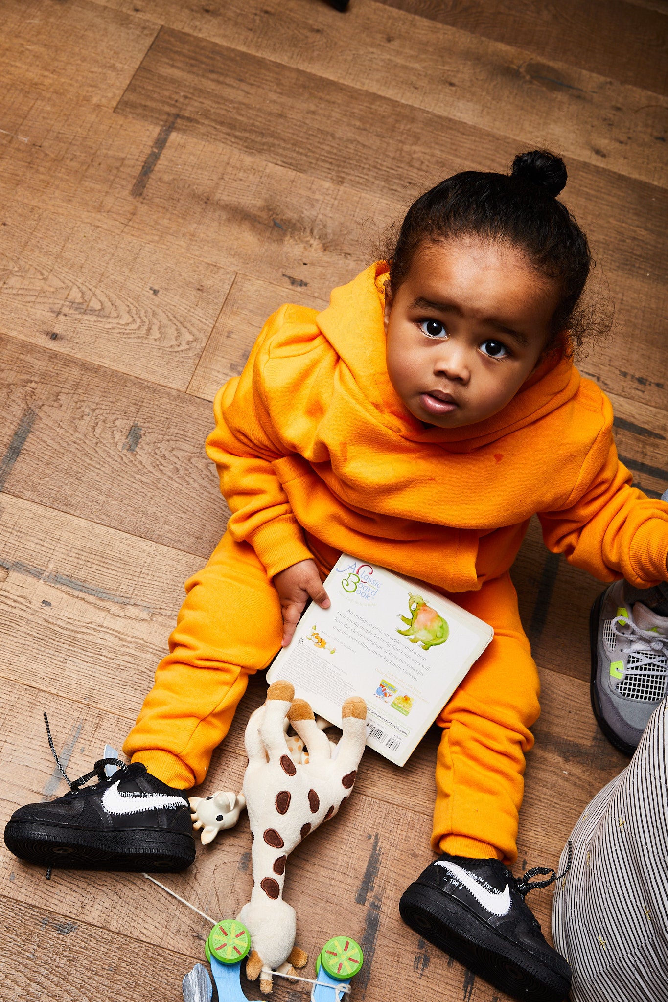 KID WEARING Nike Air Force 1 Low x Off-White Kids 'Black White'