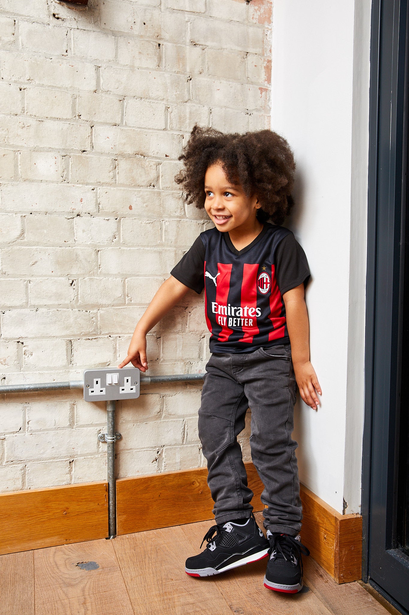 kid wearing Air Jordan 4 Kids 'Bred'