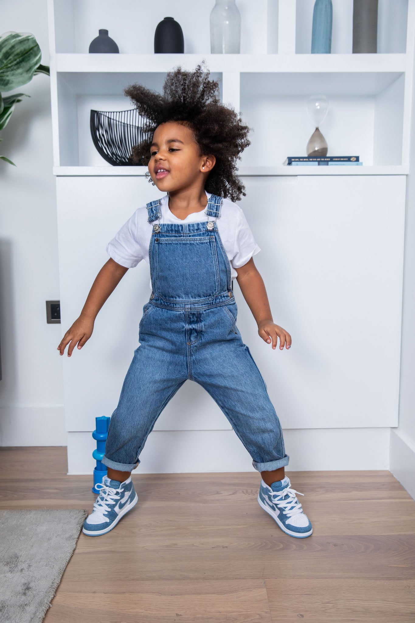 little girl wearing Air Jordan 1 High Kids 'Denim' on foot