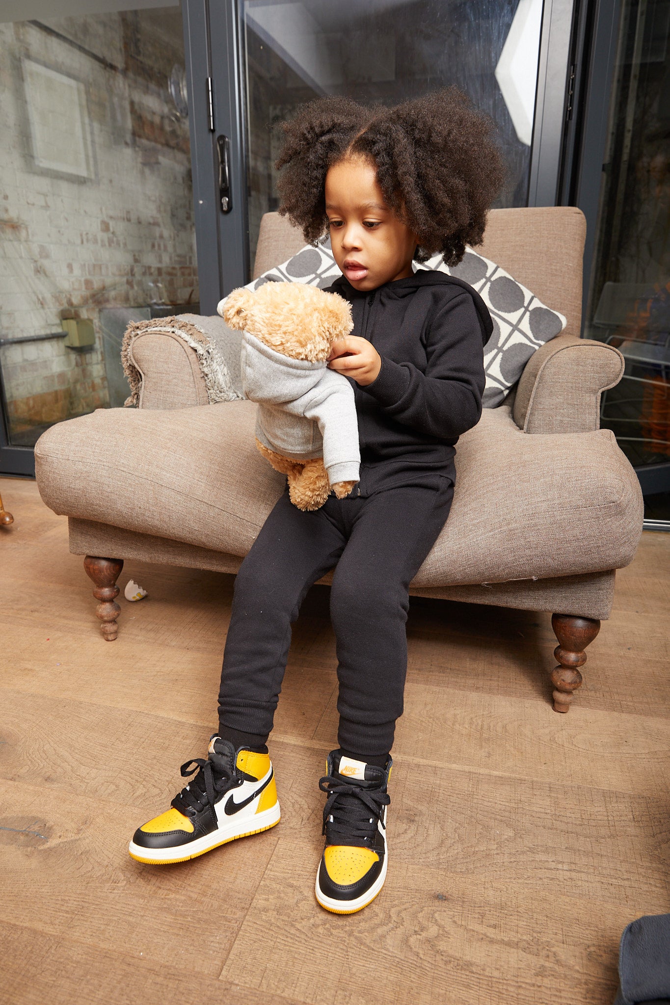 KID WEARING Air Jordan 1 High Kids 'Yellow Toe'