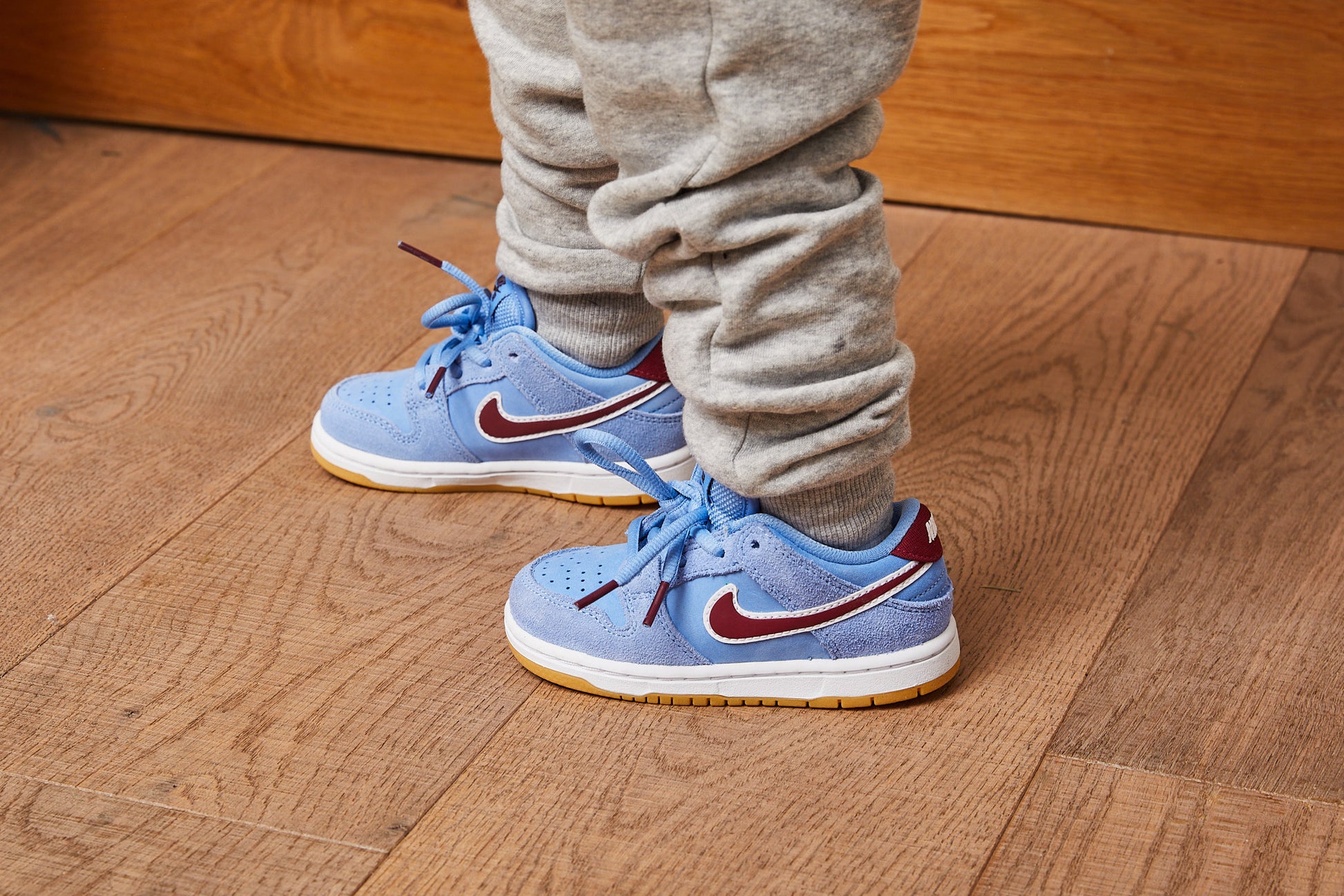 KID WEARING Nike SB Dunk Low Kids 'Phillies' ON FOOT